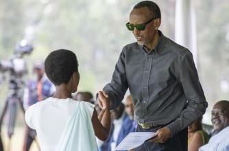 Nyamasheke: Umusizi Uwababyeyi Viviane yavuze imvano y’umuvugo “Mfura ifubitse u Rwanda” yatuye Perezida Kagame-AMAFOTO