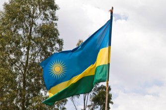 Perezida Kagame yategetse kururutsa Ibendera ry'u Rwanda, hunamirwa Umwamikazi Elizabeth II