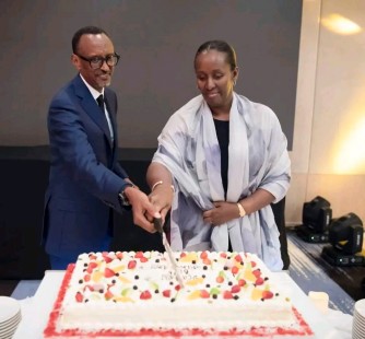 Isabukuru nziza papa ! H.E Paul Kagame na Madamu we bafatanyije gukata Cake 