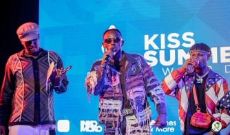 Kiss Summer Awards: Chriss Eazy yegukanye ibihembo 2 atangira kurya imbuto zinetse-AMAFOTO