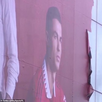 Ifoto ya Cristiano Ronaldo yashishuwe kuri sitade ya Manchester United burundu