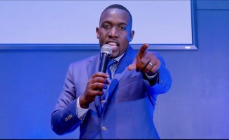 Fabrice Mporeza yashyize hanze indirimbo "Ndatuje" y'umuntu unyuzwe no kuba muri Yesu - VIDEO
