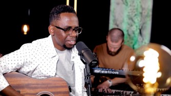 Gospel iri ku rwego rushimishije - Thierry Bari yaririmbye "Imana twizeye" anatangaza imihigo ye mu 2023-VIDEO