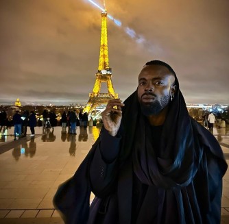Indaya i Paris - Moses washinze Moshions yagaragaye ahagaze bwuma imbere ya Tour Eiffel 