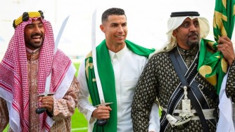 Cristiano yaserutse mu myambaro ya Islam n’inkota mu ntoki mu birori bya Saudi Arabia-AMAFOTO 