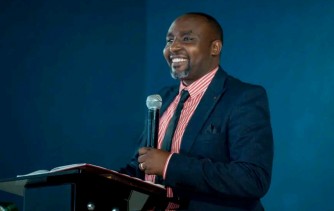 Pastor Salomon Biganiro yasohoye indirimbo "Yesu ni intsinzi yacu" yitiriye Album ye ya mbere-VIDEO