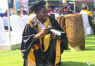 Impanuro za Cyuzuzo Gratien umunyeshuri witwaje Camera agakorera amafaranga muri Graduation ya UTB - AMAFOTO