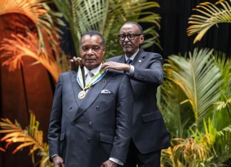 Perezida Kagame yasangiye na Perezida wa Congo Brazzaville anamwambika umudari-AMAFOTO