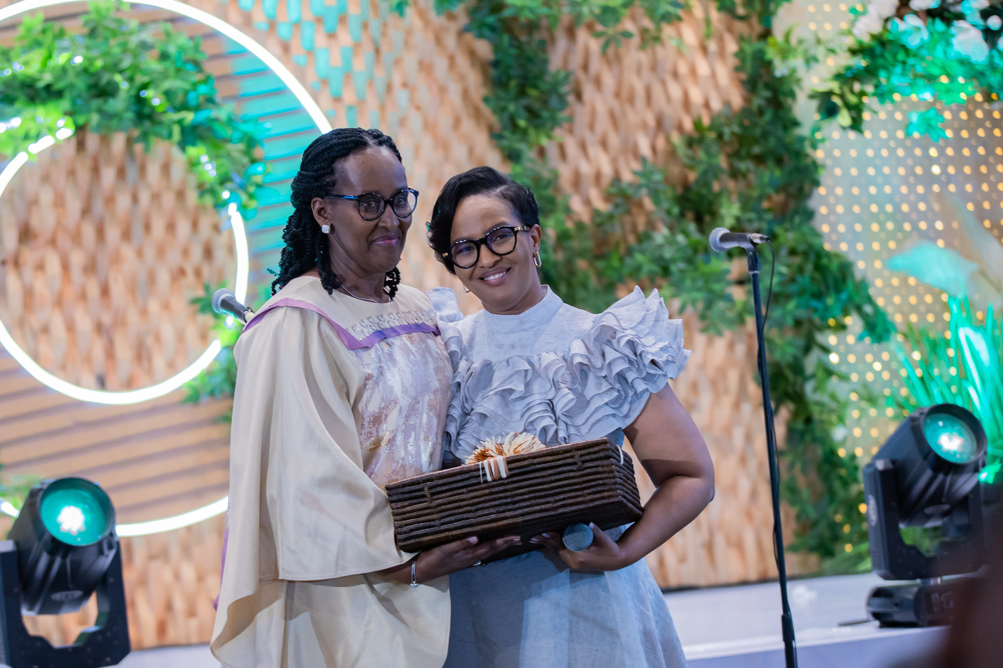 Madamu Jeannette Kagame Yatunguwe, Sinach Asi... - #rwanda #RwOT