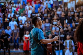 Mbere yo gutaramana na Shalom Choir, Israel Mbonyi yanyuze abanyeshuri bo mu Agahozo Shalom-AMAFOTO