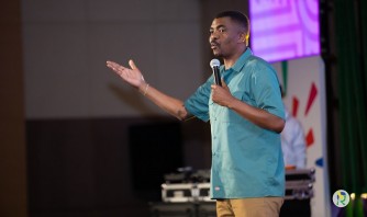 Ibyo wamenya kuri Loyiso Gola, umunyarwenya wongeye gutumirwa i Kigali