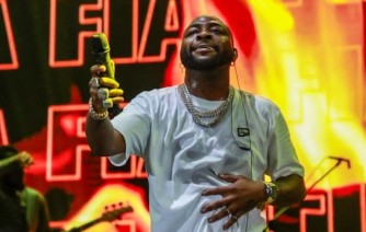 Davido yateye amerwe urubyiruko muri BK Arena ava ku rubyiniro batabyifuza-AMAFOTO