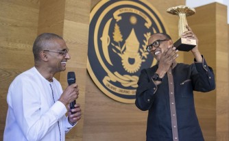 Perezida Kagame yahawe igikombe yakira abitabiriye Trace Awards-AMAFOTO 150