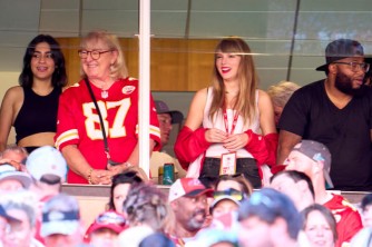 Nyina wa Travis Kelce yavuze ku bikomeje guhwihwiswa hagati y'umuhungu we na Taylor Swift 