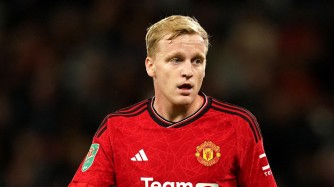 Donny Van De Beek arashaka kuva muri Manchester United