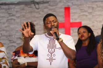 Zabron Ndikumukiza yahaye Noheli abakunzi ba Gospel abasaba kuzirikana agaciro k'amaraso ya Yesu