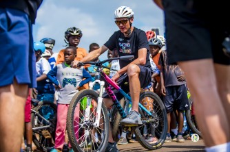 Chris Froome ubitse Tour de France 4 yasiganwe n'abana b'i Bugesera mu kwizihiza isabukuru - AMAFOTO 