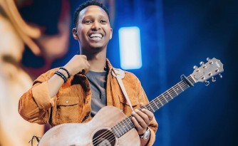 Israel Mbonyi yujuje Miliyoni 1 y'abamukurikira kuri Youtube yitegura ibitaramo yise 'Africa Tour'