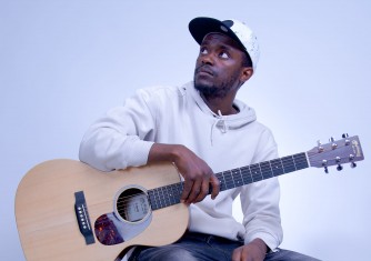 Umunyamakuru Eric Niyonkuru wakoreye inyaRwanda yinjiye mu muziki
