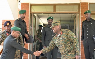 Gen.Muhoozi Kainerugaba yakiriye itsinda ry'Ingabo z'u Rwanda 