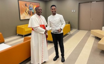 Nyuma y’igitaramo, Cardinal Kambanda yashimye Israel Mbonyi amuha impano - AMAFOTO +VIDEO