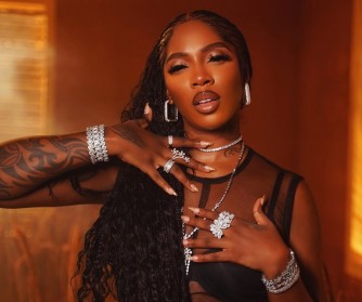 Kuba ashoboye mu gusomana! Tiwa Savage yahishuye ingingo shingiro z’umusore akinisha muri filime 