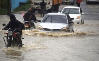 Abanyamahanga 100 bari  bagiye mu bukerarugendo baheze muri  Kenya kubera imyuzure 