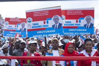 MU MAFOTO 100: Perezida Kagame yakiranywe ubwuzu n'abaturage ibihumbi 350 bamusanganiye i Musanze