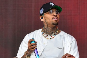 Chris Brown yajyanywe mu nkiko azira gukubita abagabo 4