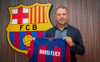 Ibyo wamenya ku mutoza Hansi Flick wa FC Barcelona ukomeje kuyigira intare mu bukene bukabije