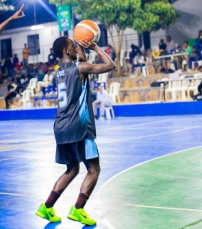 Twaganiriye na Junior Patrick wa UGB BBC ufite inzozi zo kuzacungura ikipe y'igihugu ya Basketball-VIDEO 