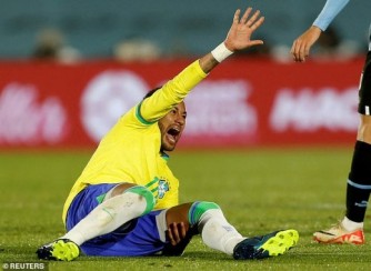 Zamushyize hanze y'ikibuga iminsi 914: Neymar n'imvune bambikanye impeta 