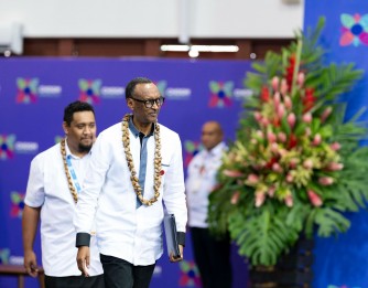 Gufasha abagore n’urubyiruko bikwiye kuba ku isonga - Perezida Kagame