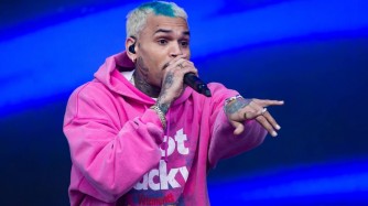 Abadashaka ko Chris Brown ataramira muri South Africa bakomeje kwiyongera