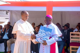 Abiga muri ECOSE Saint Kizito Musambira batahana impamyabumenyi n'uruhushya rwo gutwara ibinyabiziga