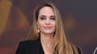 Angelina Jolie yatangaje ko yibagishije amaso kuko atifuzaga kwambara "Lunette"