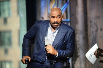 Umunyarwenya Steve Harvey yahamagariye amahanga kumenya ukuri kuri Jenoside yakorewe Abatutsi