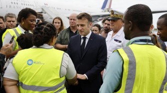 Perezida Macron yageze muri Mayotte gufata mu mugongo abaturiye iki kirwa