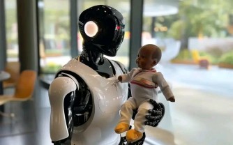 Ibasha kurera umwana no gutanga icyo kunywa mu kabari: Byinshi kuri Optimus Robot ya Elon Musk