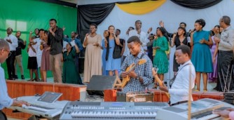 Ni Umwami; indirimbo nshya ya Reverence Worship Team yinjiza abantu muri Noheli - VIDEO