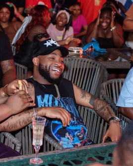 Davido yemereye ibikoresho ikipe ya Basketball yitwa "Dolphins Women’s Basketball Club"