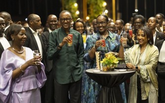 MU MAFOTO 100: Ibyaranze ibirori Perezida Kagame yakiriyemo abantu mu gusoza  umwaka