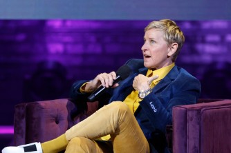 Ellen DeGeneres uri mu Bwongereza yanyomoje amakuru y'uko inzu ye yarohamye