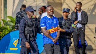 Polisi yasobanuye icyatumye umufana wa Rayon Sports yambikwa amipingu ku mukino wayo na APR FC 