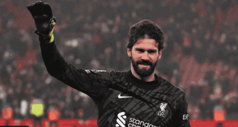 Alisson Becker  yasabye bagenzi be muri Liverpool gukora amateka mashya bagatwara Premier League