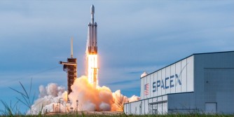 Impamvu SpaceX ya Elon Musk yazamutse kurusha Blue Origin ya Jeff Bezos