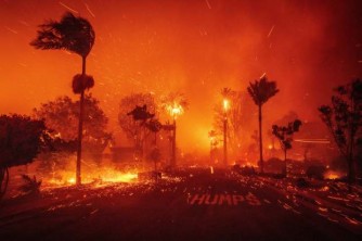 Los Angeles: Abaturage barenga 30,000 bavuye mu ngo zabo kubera inkongi y’umuriro - AMAFOTO