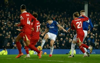 Liverpool yaguye miswi na Everton mu mukino warangiriye mu mvururu