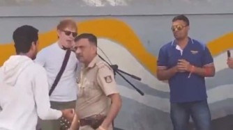 Ed Sheeran yahagaritswe na polisi ubwo yari atangiye kuririmbira mu muhanda