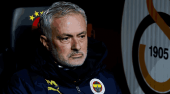 Jose Mourinho yahagaritswe imikino ine azira amagambo mabi